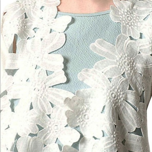 White Snow on Daisies Cardi - Picture 2 of 6